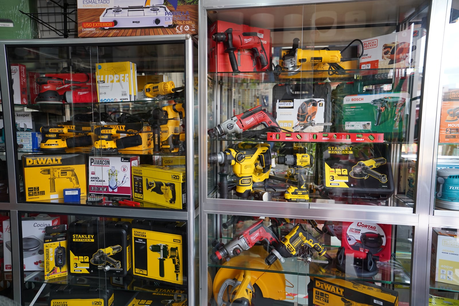 Vitrina de herramientas eléctricas DeWalt, Milwaukee y Stanley